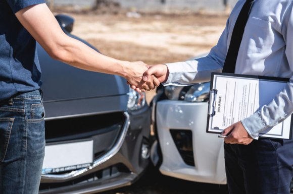 Se débarrasser d'une voiture HS gratuitement par épaviste à Grenoble